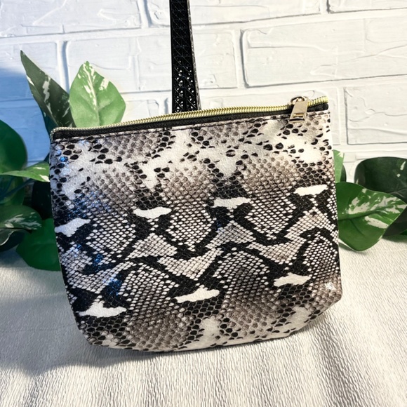 NWT Cosmetic faux snake skin bags, travel bags, cosmetic storage bags - Picture 8 of 10